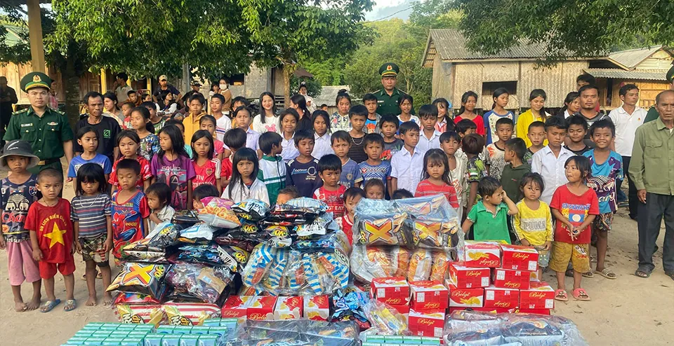 Biểu tượng tai nghe và người hỗ trợ, thể hiện dịch vụ chăm sóc khách hàng 24/7 của GO88